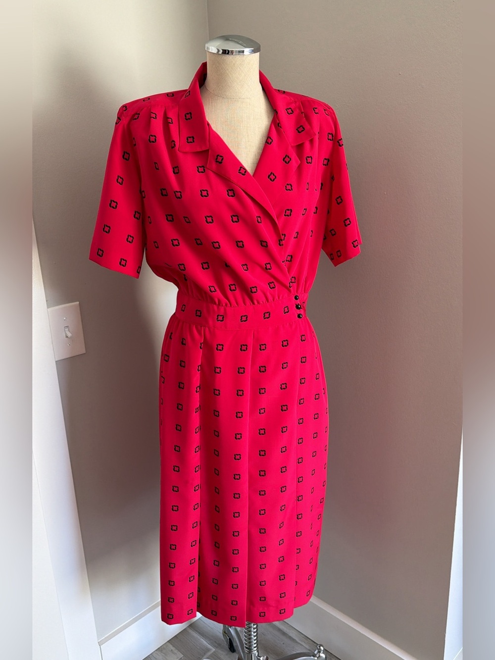 1990s Liz Claiborne Women’s Red Black Geometric Collared Wrap Midi Dress 10